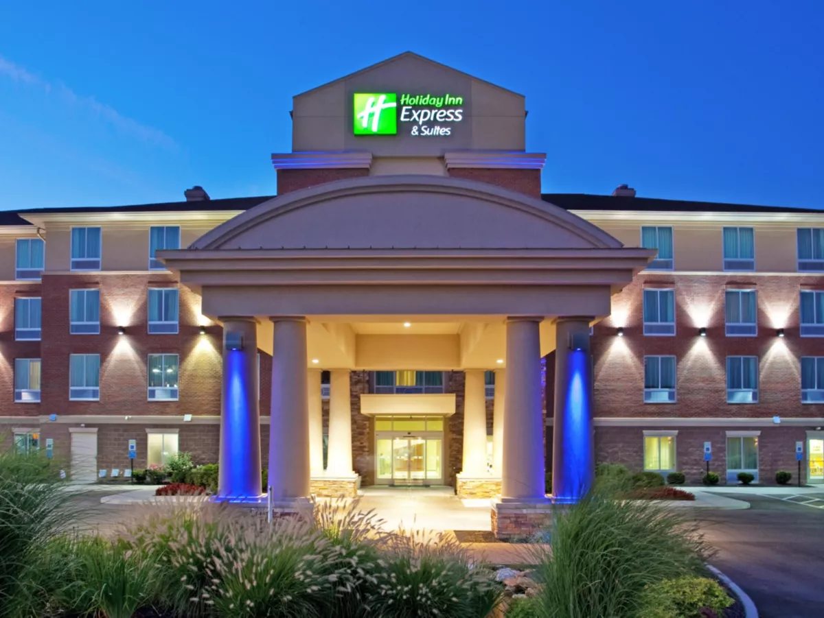 Holiday Inn Express Mason entrance at night