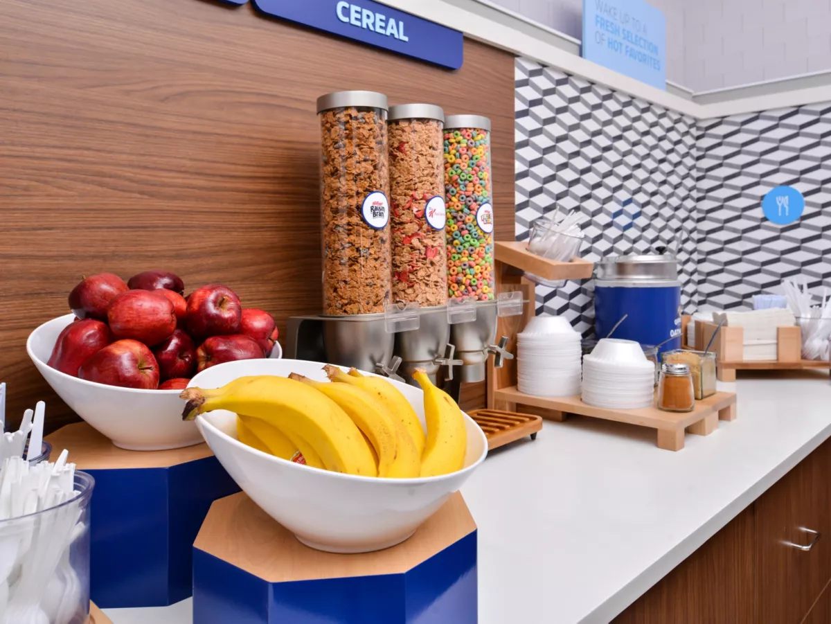 Holiday Inn Express breakfast bar